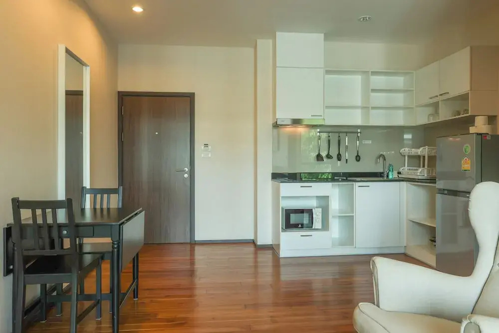 Chic Condo Just 100m from the Shore c130