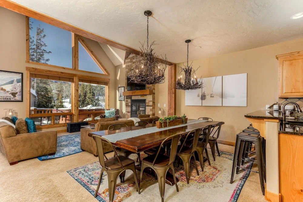 New Listing! Upscale W/ Private Hot Tub 5 Bedroom Townhouse