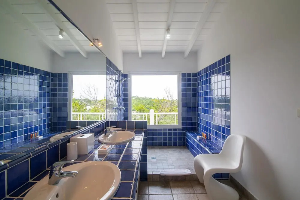 Exclusive Terres Basses Location, Full AC, Salt Water Pool, Wifi, Short Drive to the Beach!