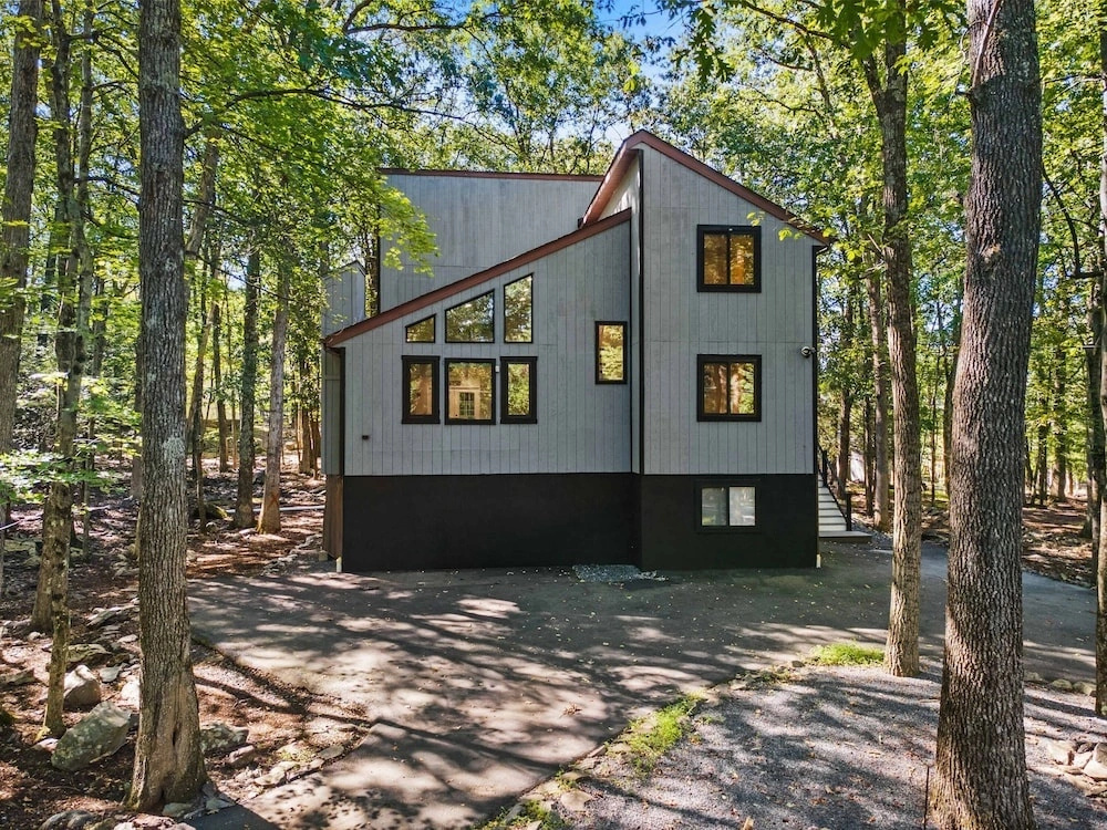 Near Ski Resorts With Hot Tub Game and Movie Room
