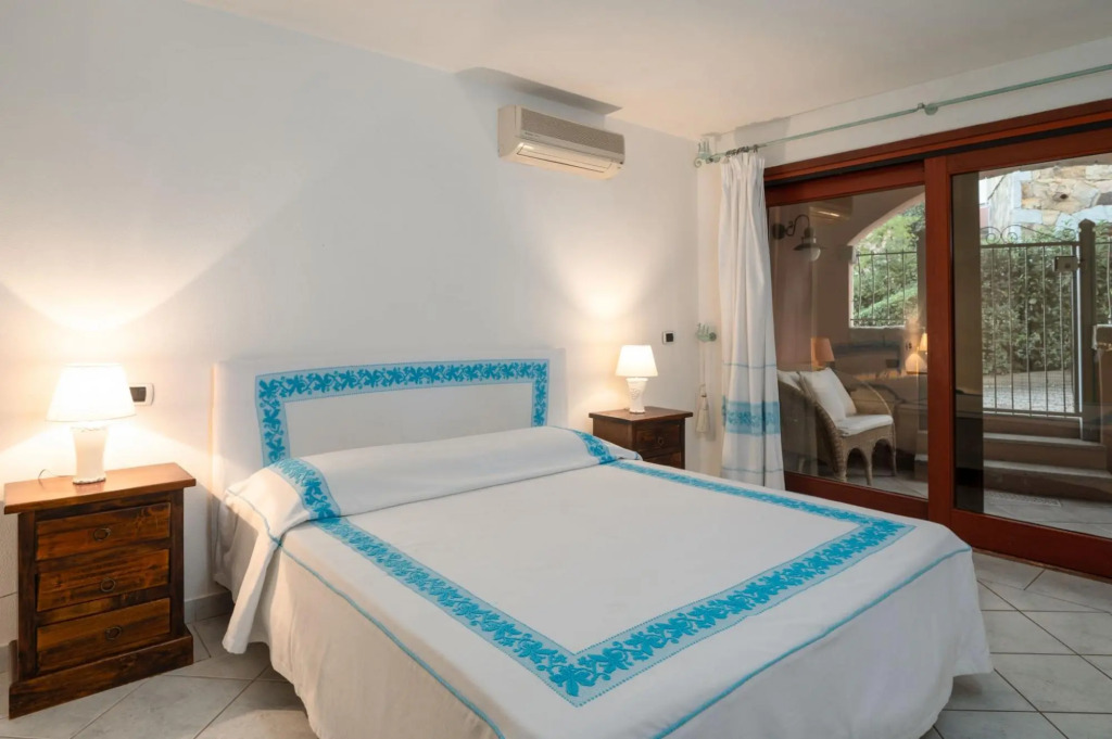 This large apartment is located on the ground floor, has a beautiful garden and a spacious terrace o-S'ABBA 11