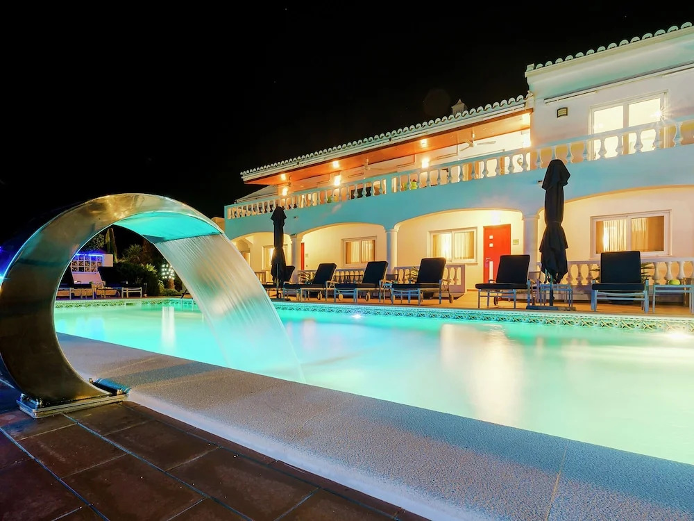 Luxurious Apartment in Lagos with Swimming Pool & Hot Tub