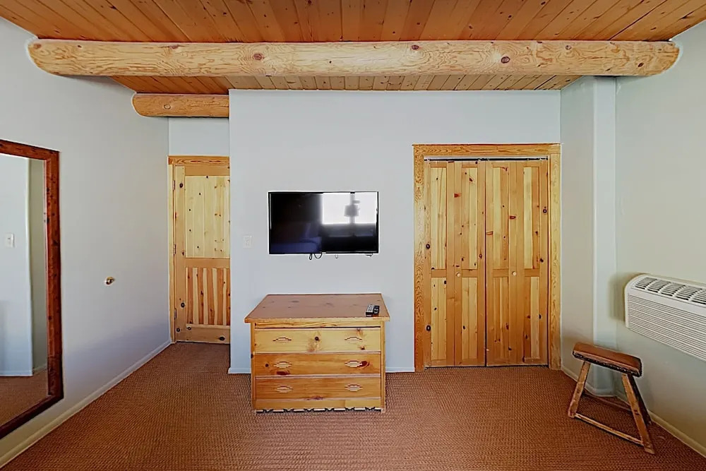 Luxurious 2-unit Hideaway At Zona Rosa Downtown 4 Bedroom Condo