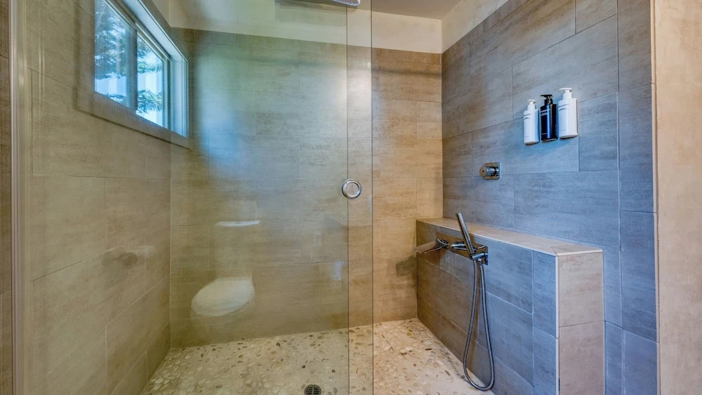 Lakeview by Avantstay Private Waterfront Cabin on Lake Tahoe w/ Hot Tub & Views