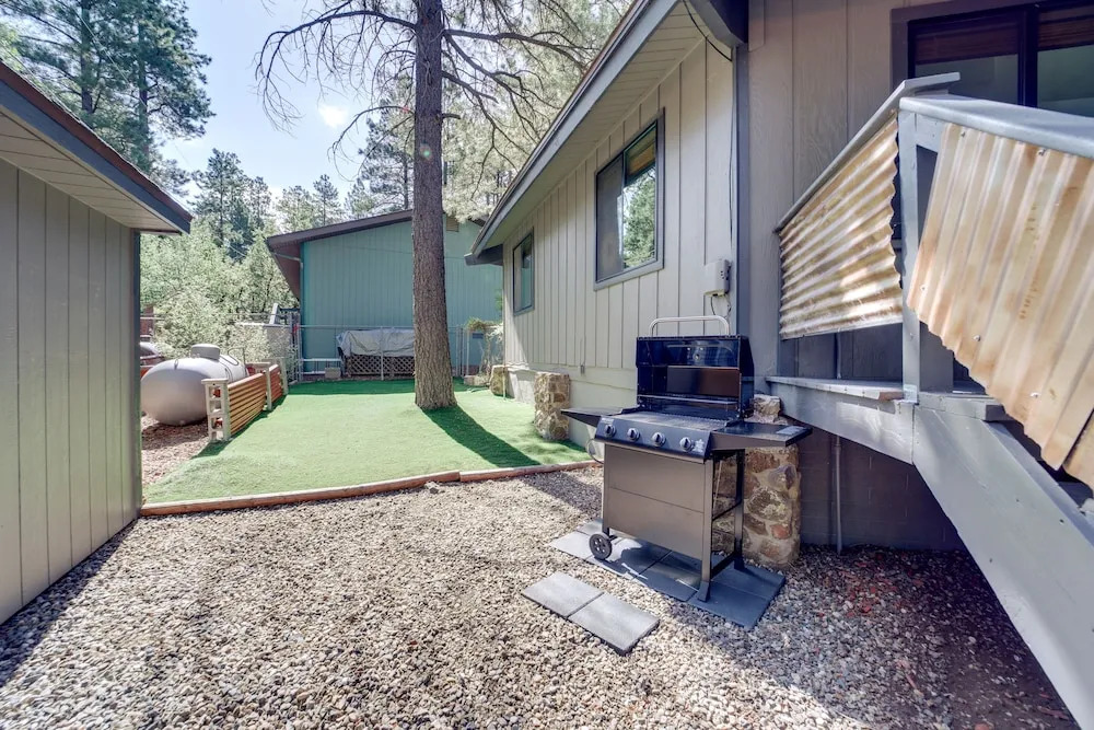 Hike, Golf & Fish: Cozy Retreat in Munds Park!