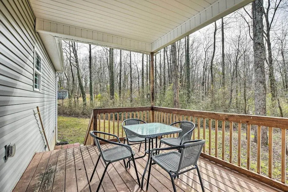 Peaceful Travelers Rest House: Yard & Deck