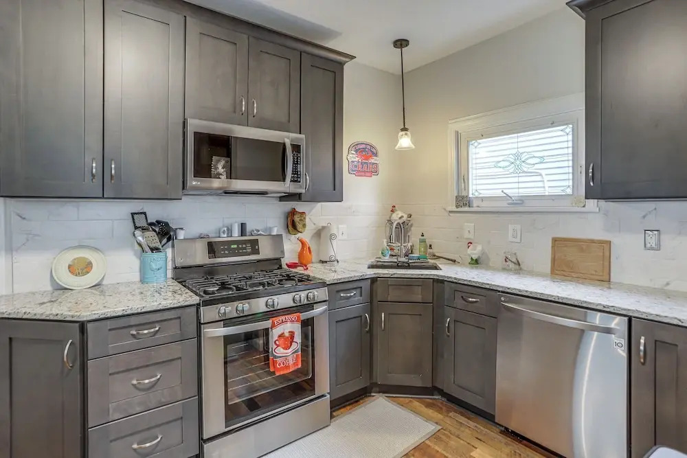 3 Mi to Cedar Point: Sunny Sandusky Home w/ Yard