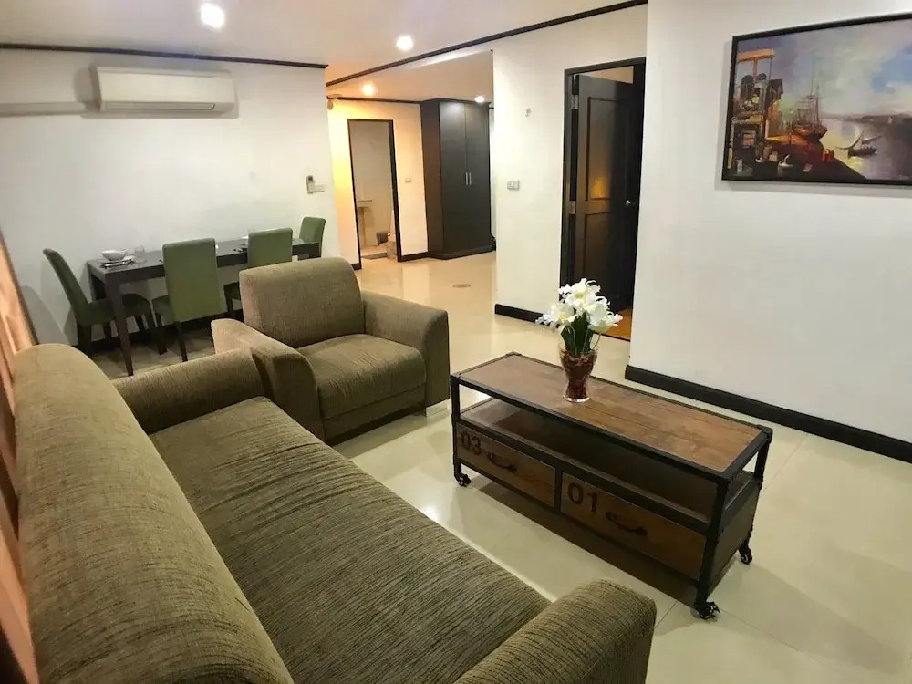 Twin Peaks Sukhumvit Suites