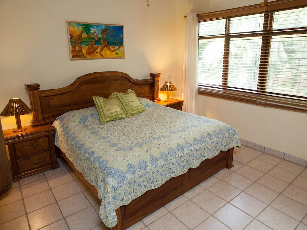 2 Bedroom Apartment Steps From The Beach