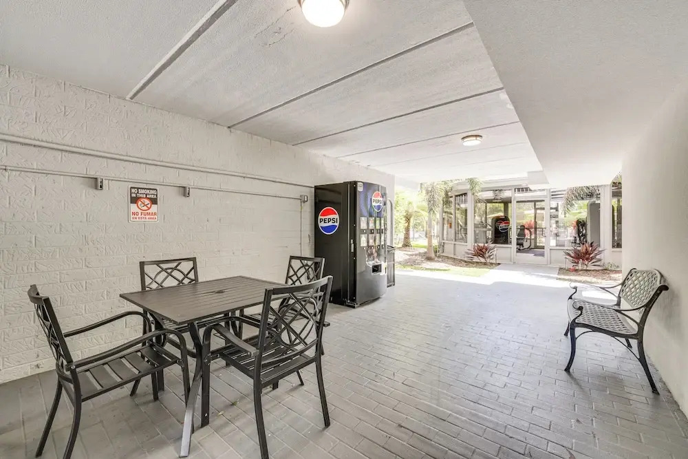 3 Mi to Disney World: Modern Studio