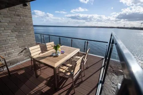 Dock 76 Main