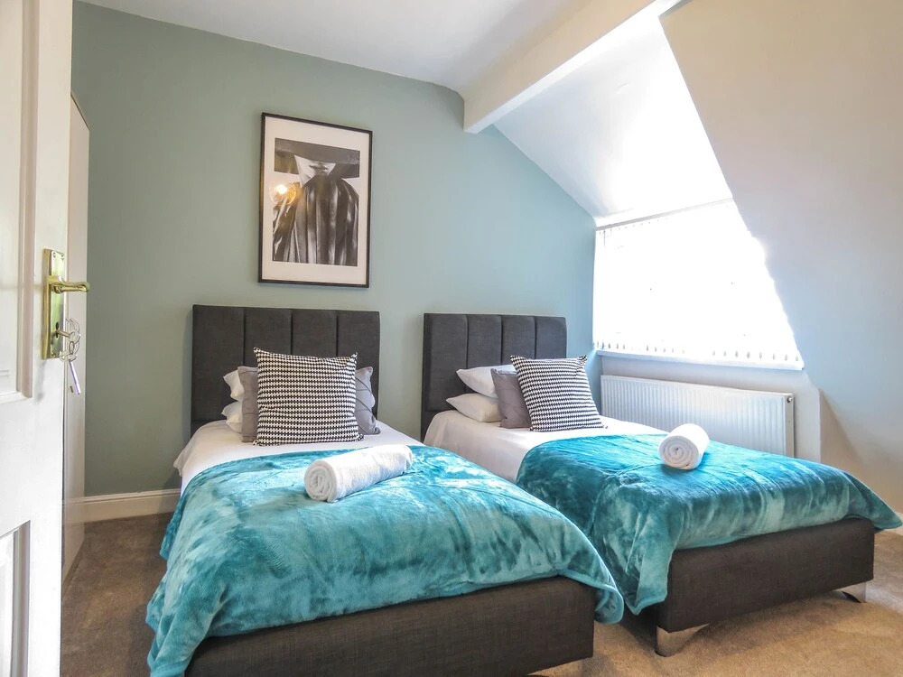 Tudors eSuites Birmingham Townhouse for Contractors