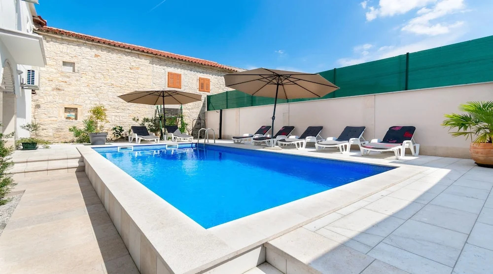 Villa Martin - Fast WiFi, Near restaurant, Fenced Yard, Pavilion, Center of Village