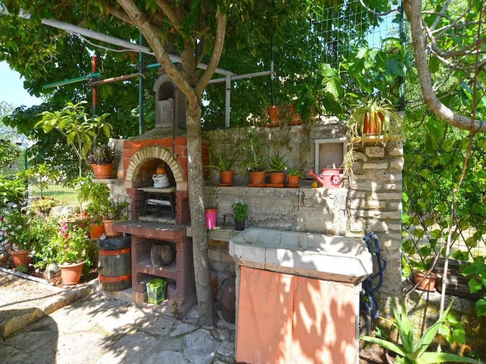 Spacious Apartment With Garden