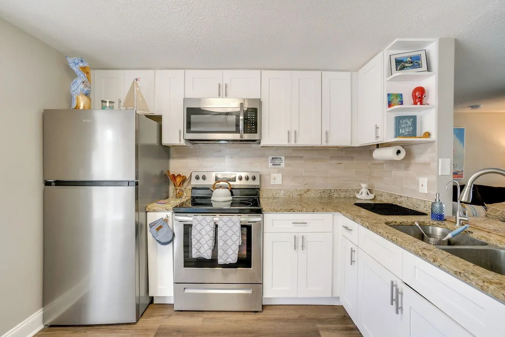 3 Mi to Beach: Venice Escape w/ Backyard Oasis