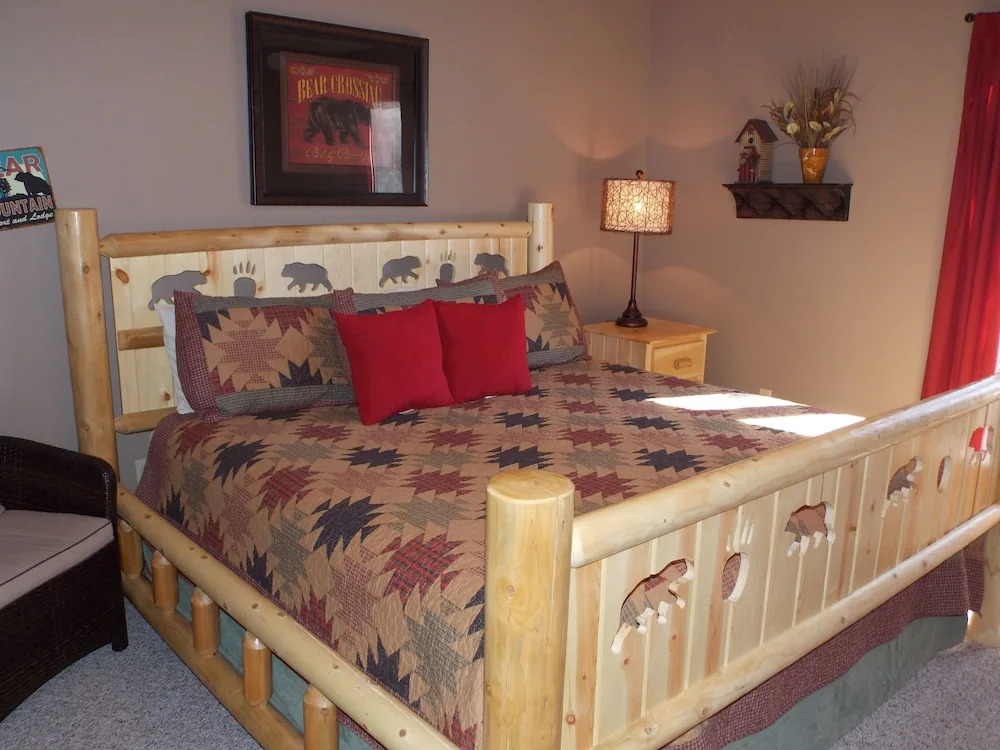 Wandering Bear Lodge by RedAwning