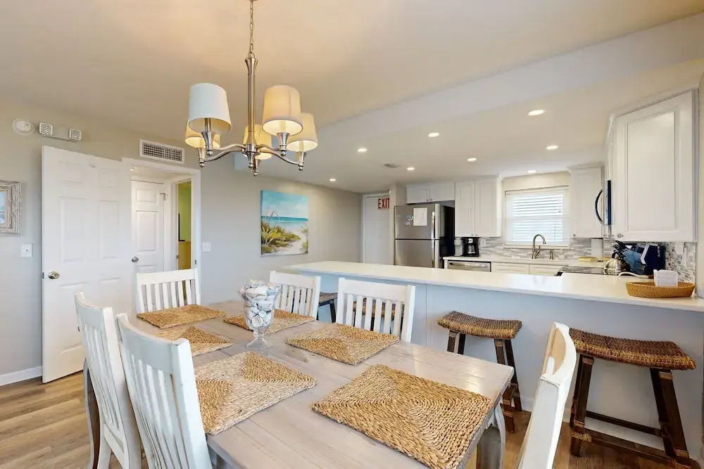 Oceanfront Corner Condo With Sunrise-view Balcony, Pool & 1-minute Walk to Beach