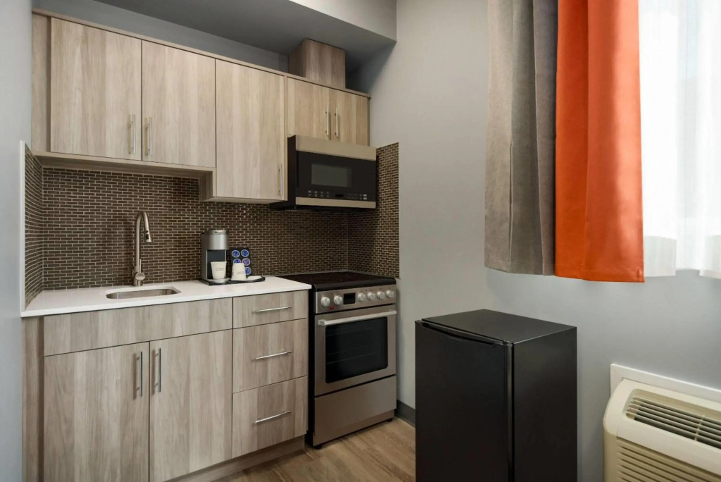 Ramada by Wyndham West Edmonton Hotel & Suites