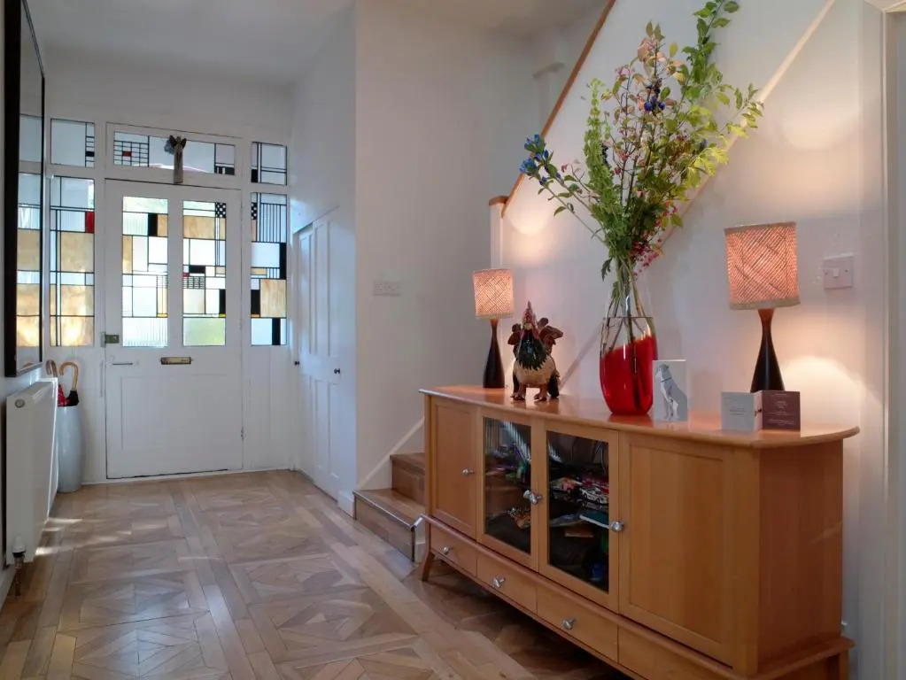Stunning 5 bed house with private garden
