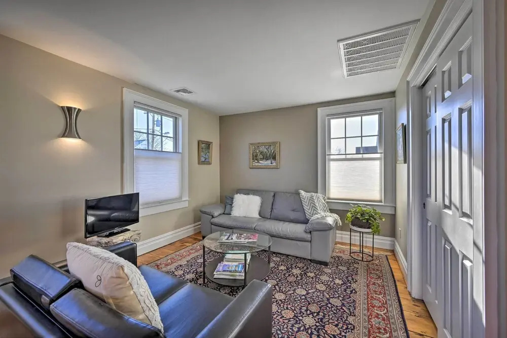 Bright Apartment - 1/2 Mi to Greenport Harbor!