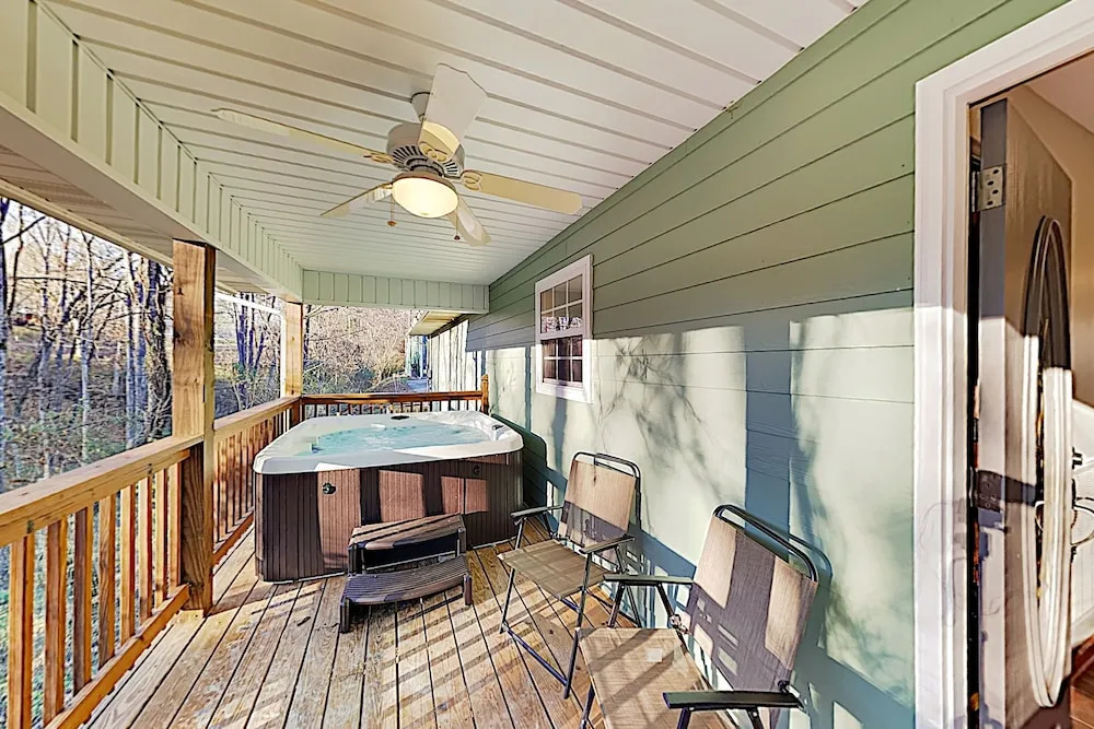 Woodland Haven: Hot Tub, Game Room, Near Downtown 3 Bedroom Home