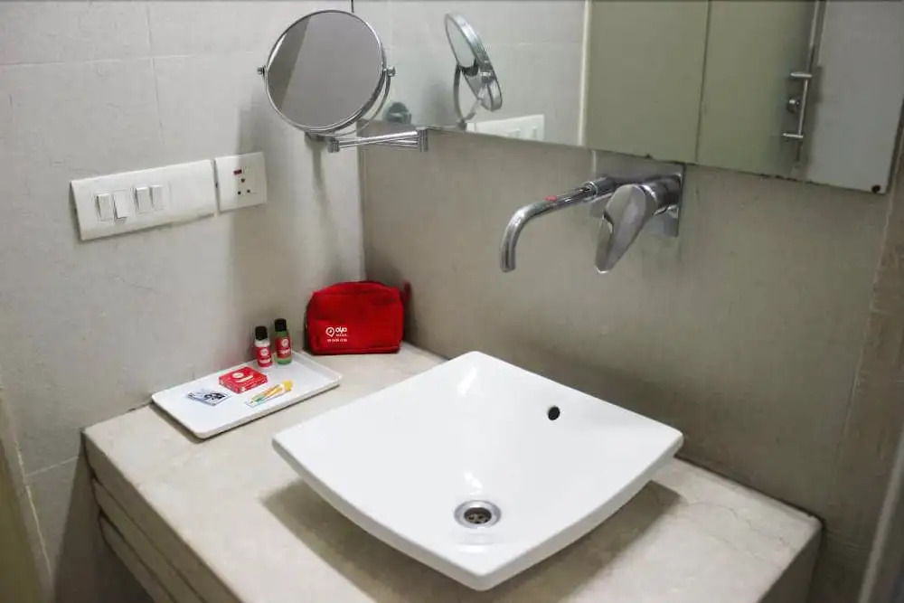 Qotel Signature Lavish Inn - Hotel in Rajouri Garden Near Metro & Pacific Mall