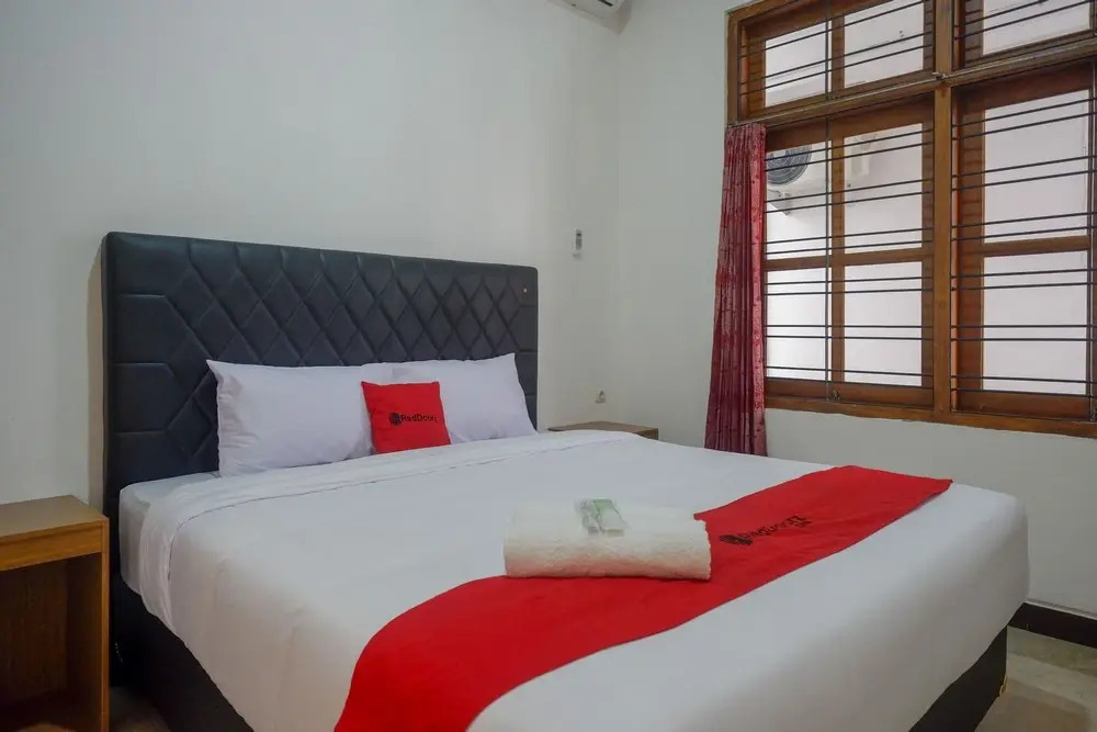 RedDoorz near Kawasan Simpang Lima Area
