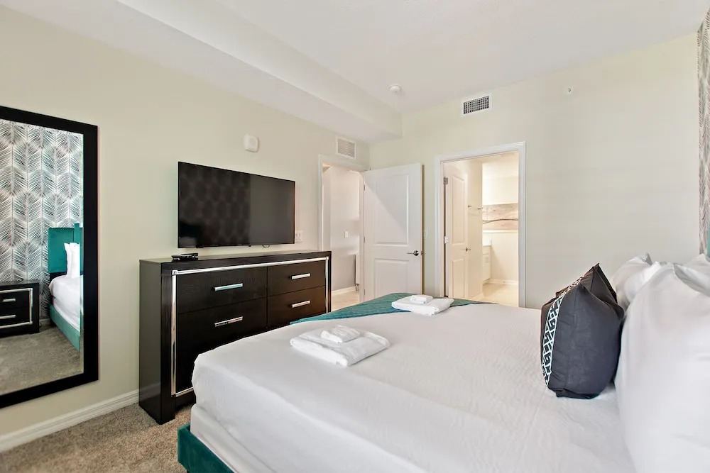 Decadent Penguin - Storey Lake by Shine Villas 704 apts