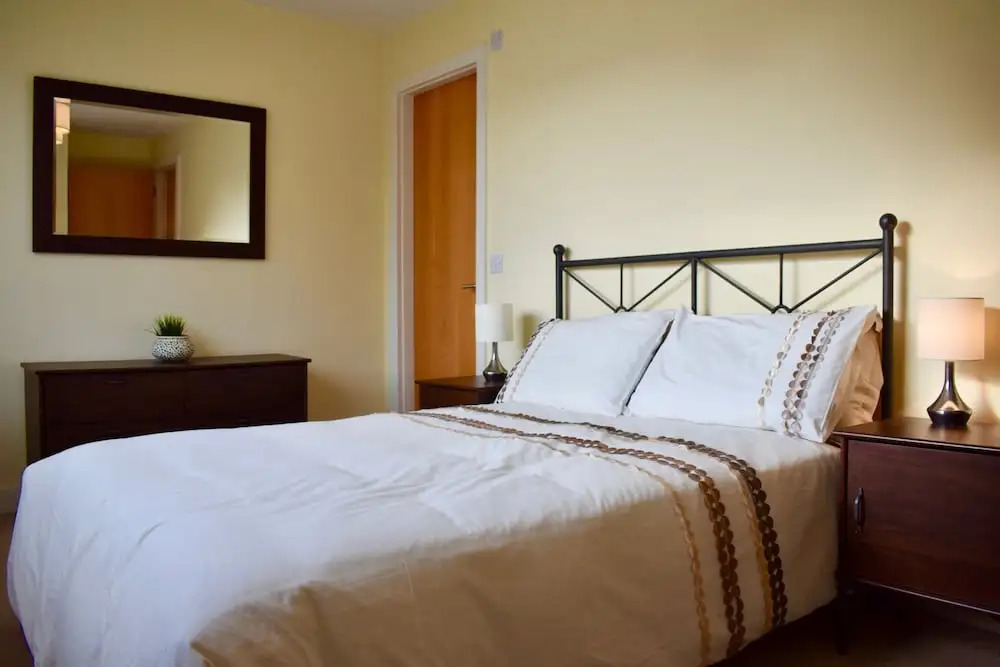 Modern 2 Bedroom Apartment Near the City Centre