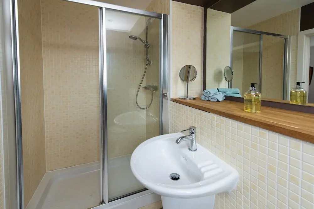 Stylish And Artistic Open Plan Flat In Wdidsbury