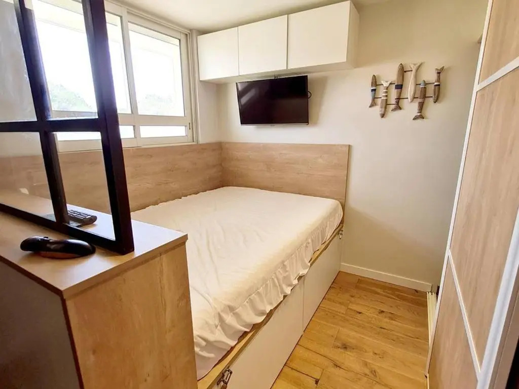 Appartement Le Brusc, 2 pièces, 4 personnes - FR-1-316-258