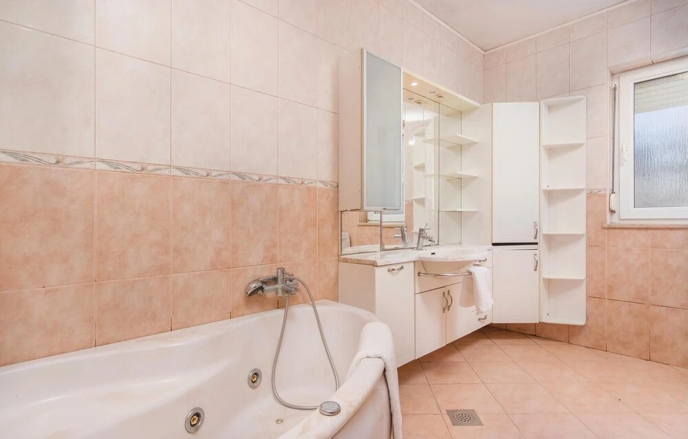 Beautiful Home in Pula With Wifi and 7 Bedrooms