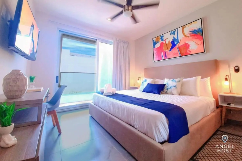 2Br W Dual Pools, Near Beach & 5Th Ave