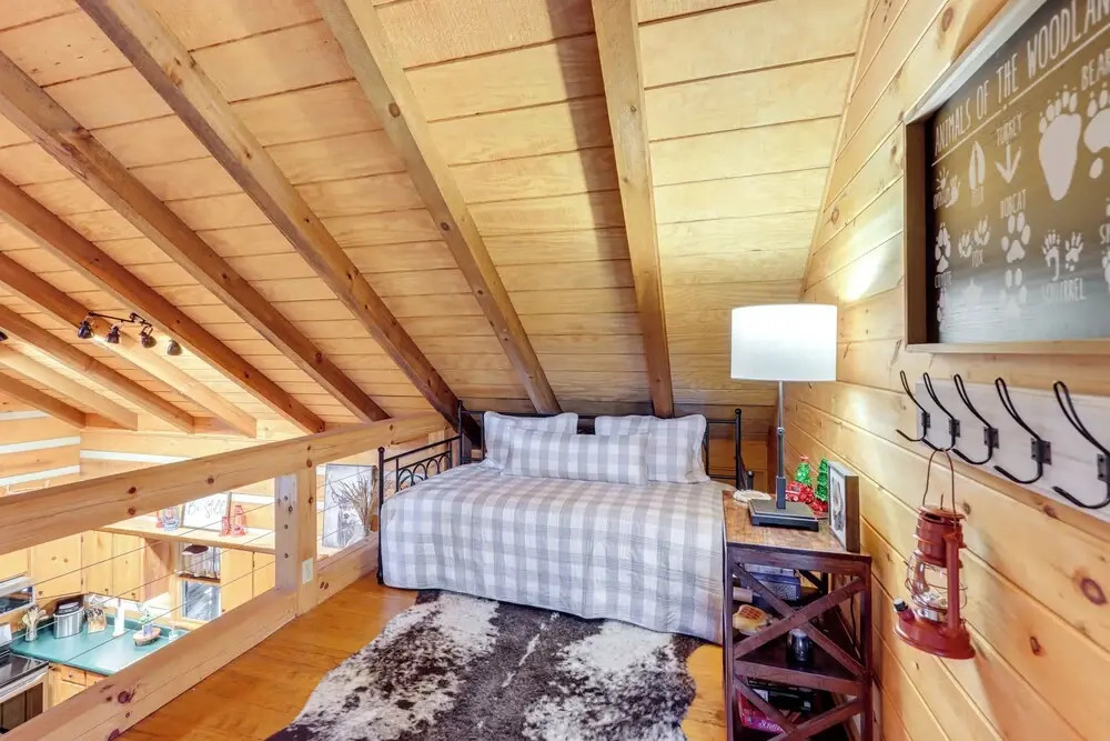Hot Tub & Games: Ridgetop Cabin in Blue Ridge!