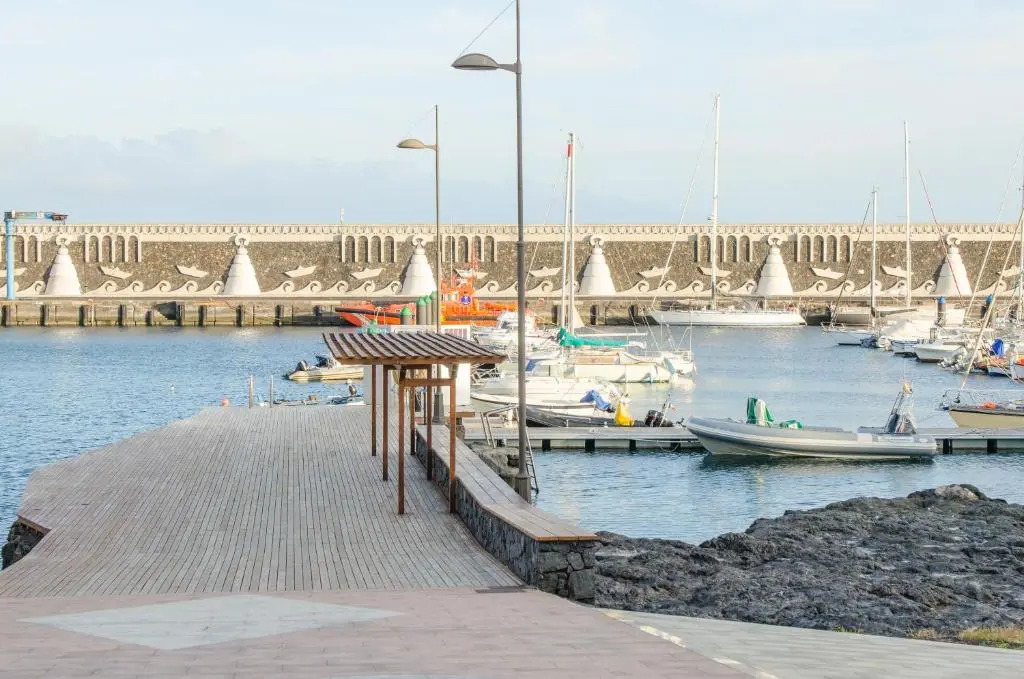 VV 121 con Balcón en primera línea de mar