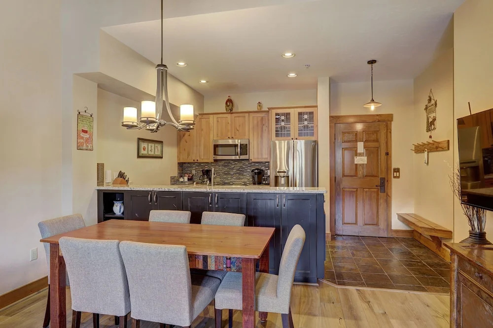 3br Sweeping Snowcapped Views + Expansive Balcony - Sleeps 9 3 Bedroom Condo by RedAwning
