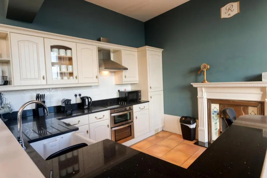 The Regency - Sea views and a modern art deco style interior