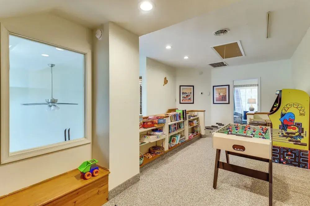 Game Room & Bbq: Waterfront Lake Harmony Condo!