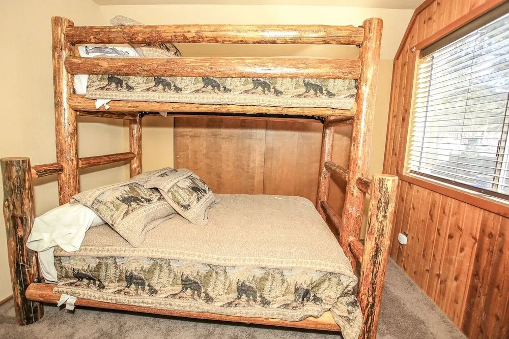 Village Hideaway - Perfectly cozy cabin with a beautiful location, walking distance to everything