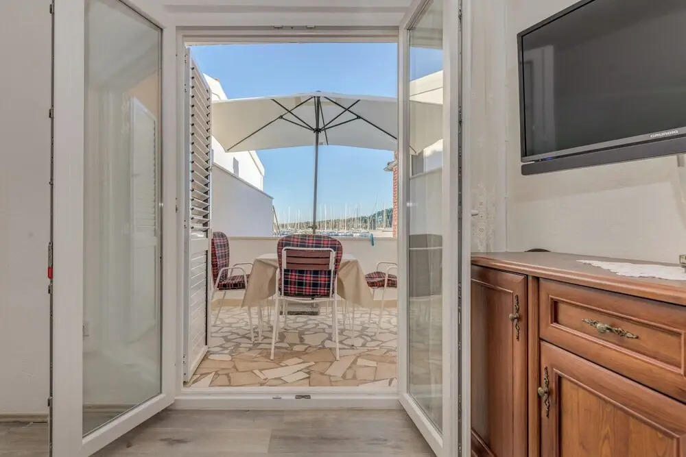 Seafront apt With Balcony, sea View and Mooring
