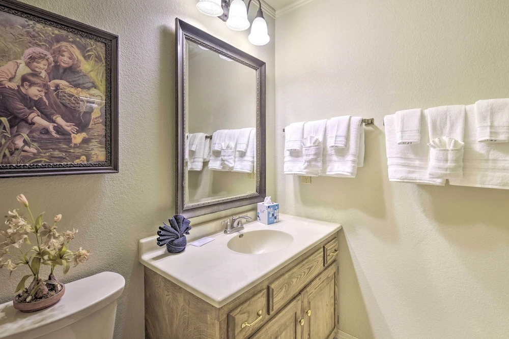 Red River Townhome With Balcony & Mtn Views!