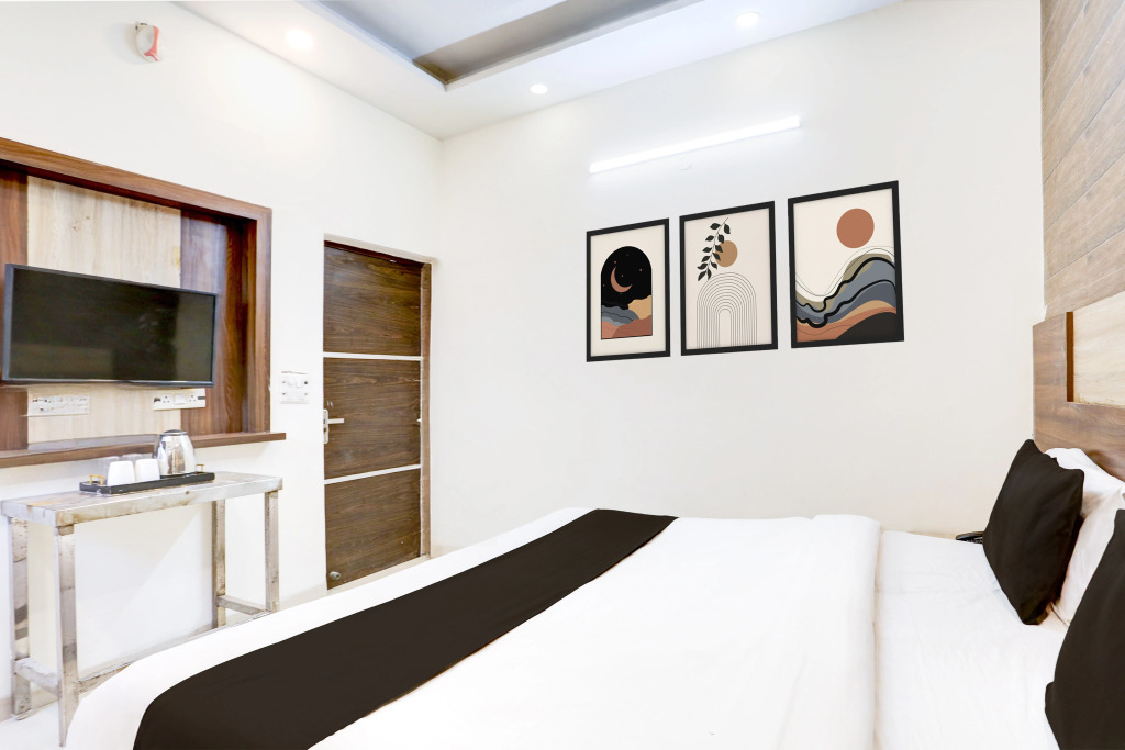 OYO 15947 Hotel Prabhat