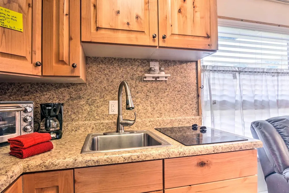 Cozy Studio w/ Fireplace ~ 1 Mi to Ski Resort