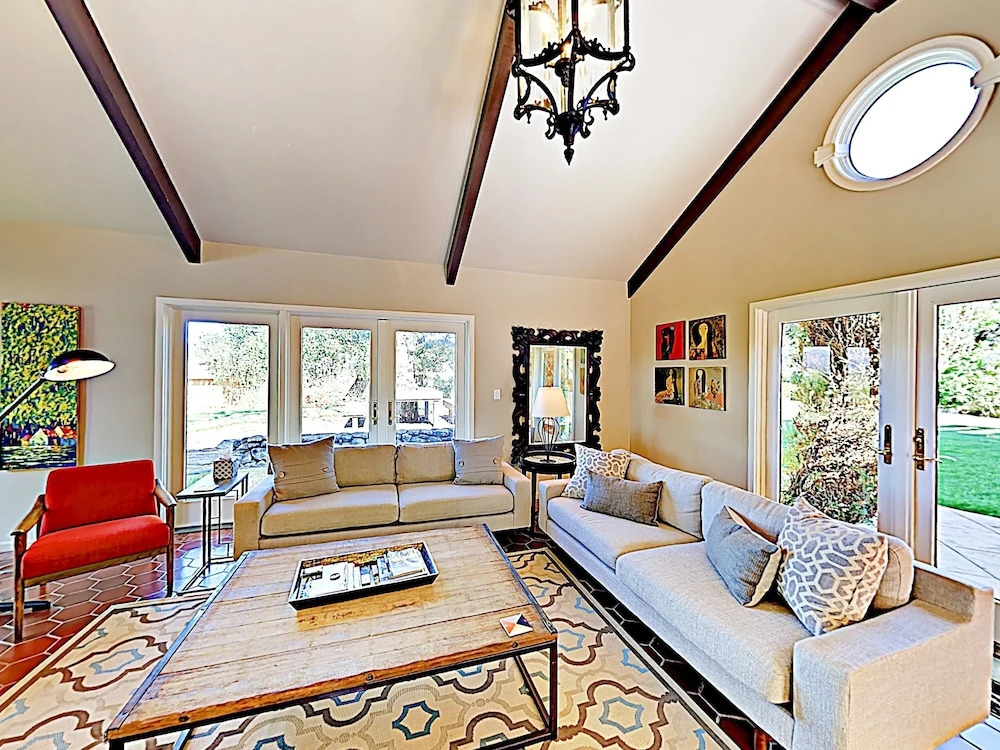 Spacious 6br Vineyard  - Pool & Valley Views 6 Bedroom Home
