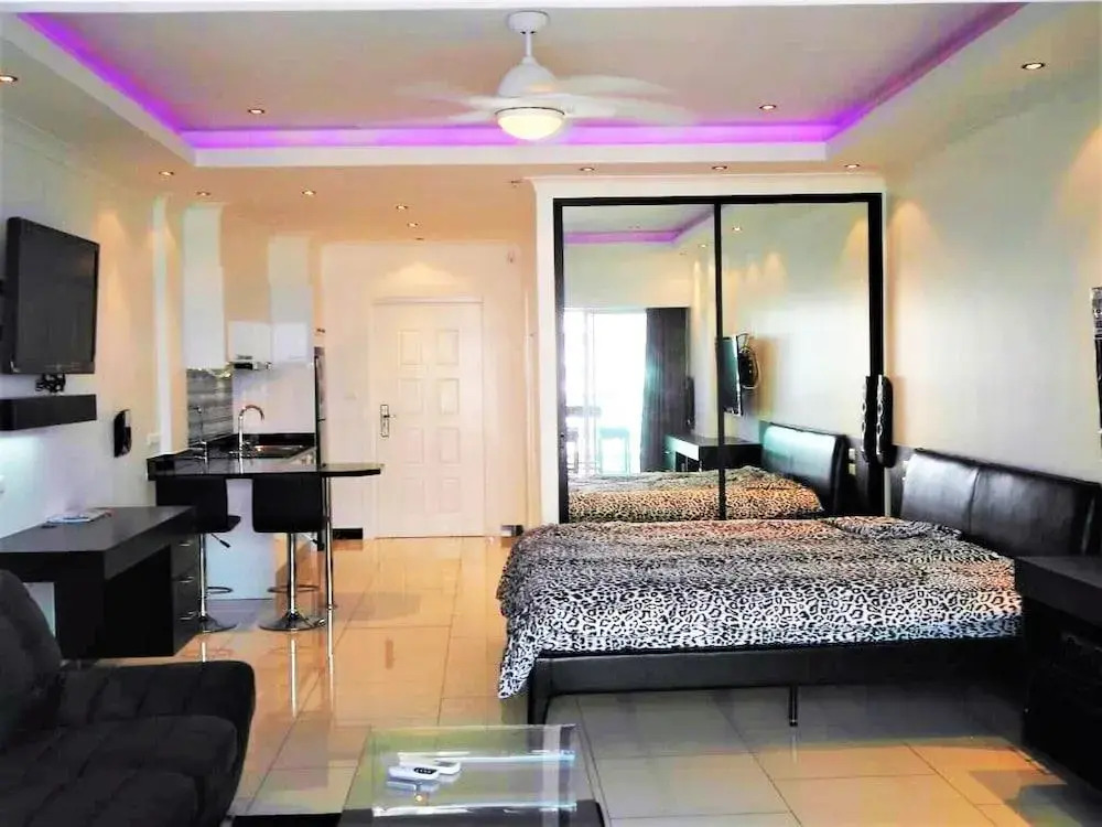 View Talay 8 Large Studio Apartment With sea View Pattaya