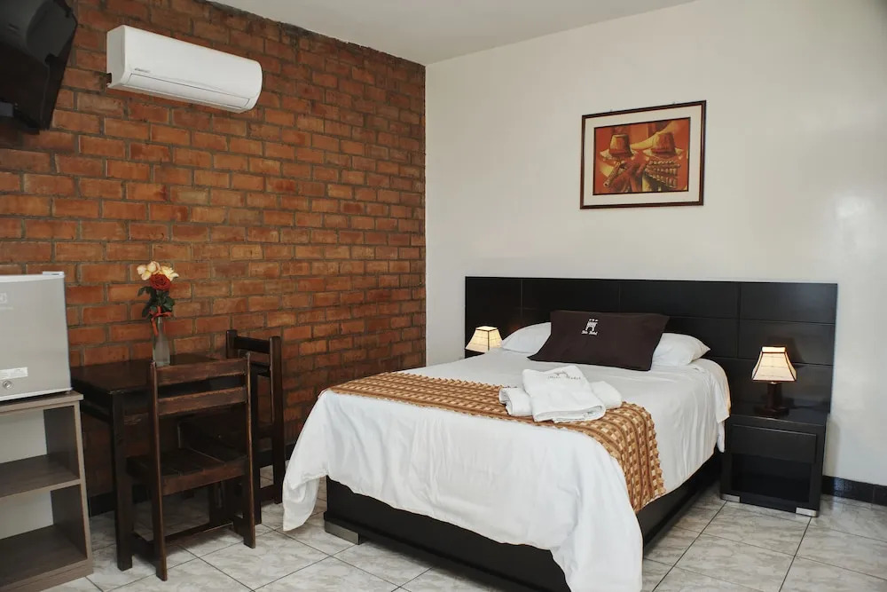 Bris Hotel
