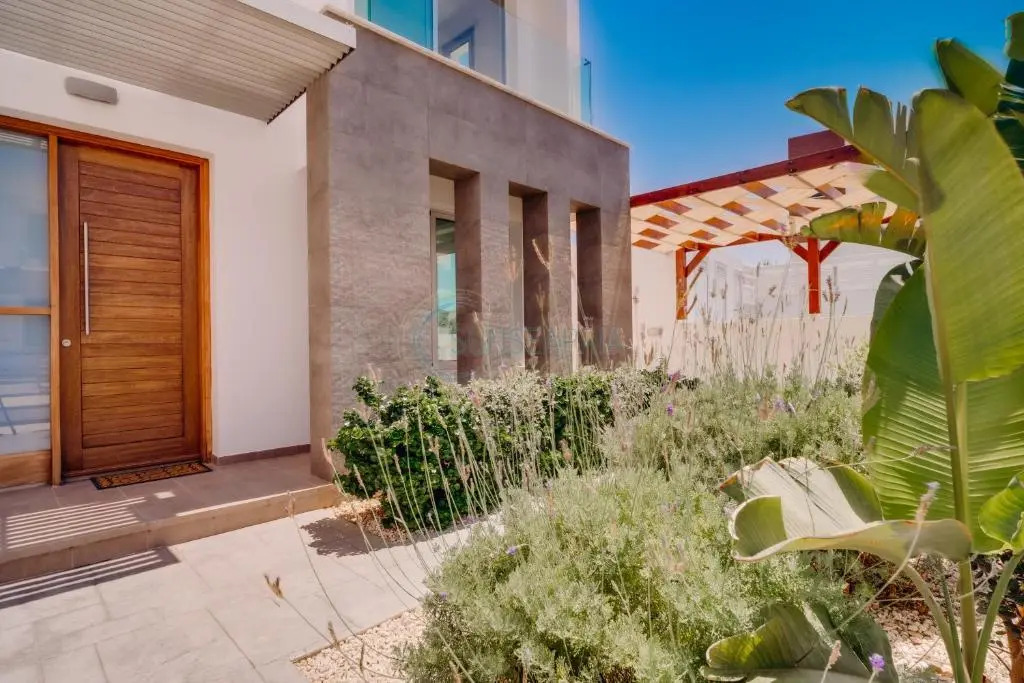 Dream 3bdr villa with private pool near the beach!