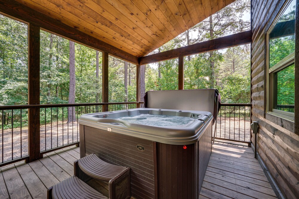 Hot Tub & Fire Pit at Broken Bow Cabin!
