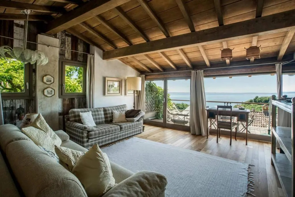 Betta - Newly Renovated Lake-View Terrace Apartment, Peaceful and Silent Surroundings