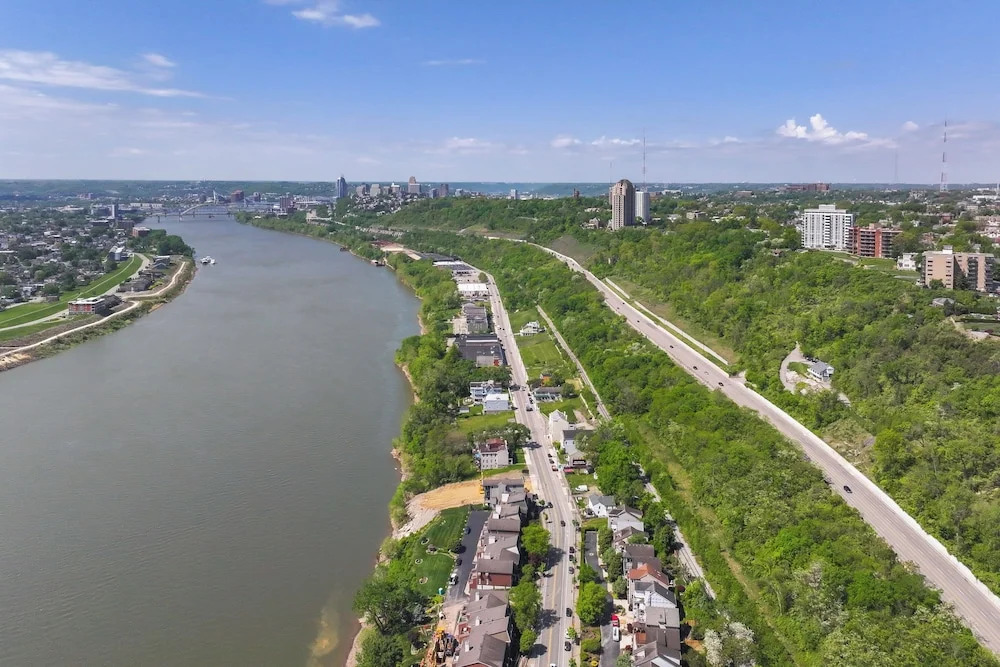 Wooded Apt w/ River Views, 3 Mi to Dtwn Cincinnati